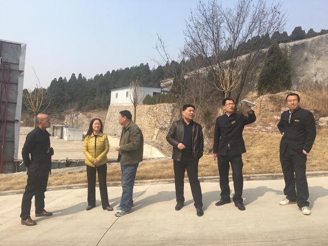 老顶山旅游开发管理中心特邀专家为景区中药材种植全覆盖